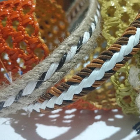 Fita trançada de juta e cordão revestido 